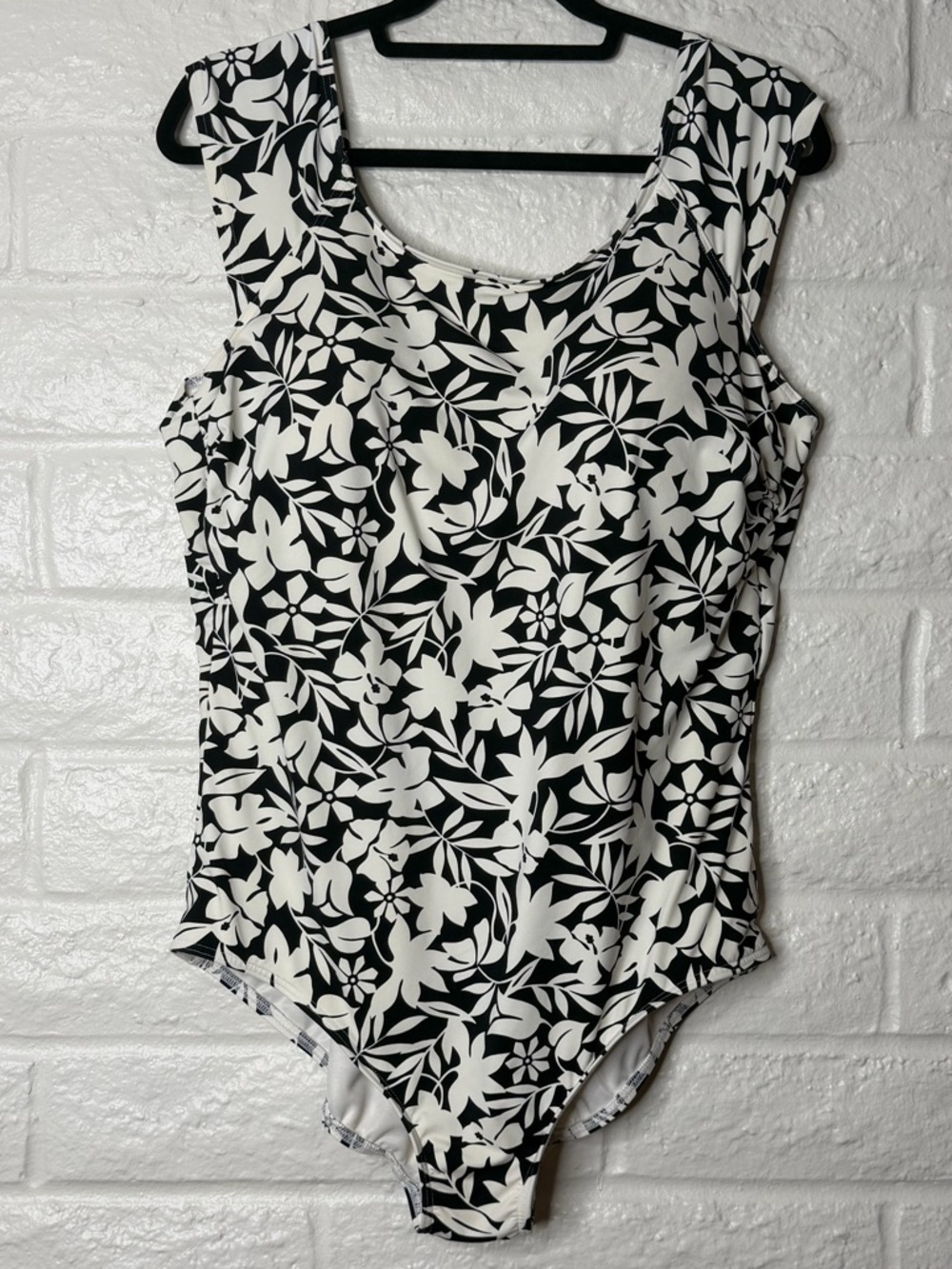 Lands' End Swimwear One Piece Swimsuit Size 22W Black White Floral Excellent
